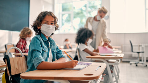 Kind in der Schule mit Maske Kind in der Schule mit Maske