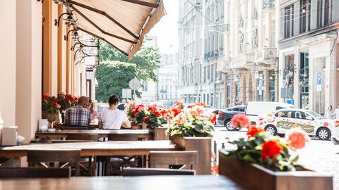 Außenbereich eines Cafes Außenbereich eines Cafes