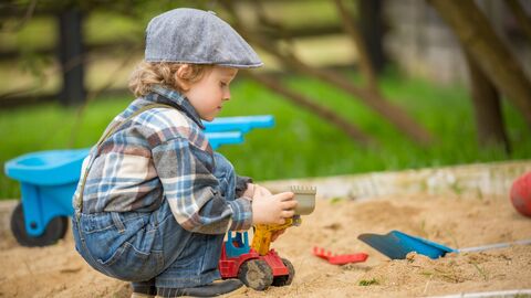 Kleines Kind spielt im Sandkasten. Kleines Kind spielt im Sandkasten.