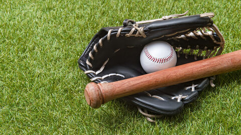 Baseball-Ausrüstung auf Rasen