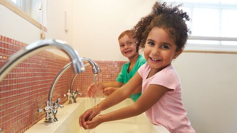 Kinder beim Händewaschen Kinder beim Händewaschen