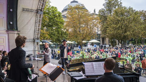 Sänger Max Mutzke mit dem Landes Jugend Jazz Orchester