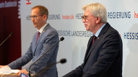 Ministerpräsident Bouffier und Sozialminister Klose bei einer Pressekonferenz Ministerpräsident Bouffier und Sozialminister Klose bei einer Pressekonferenz