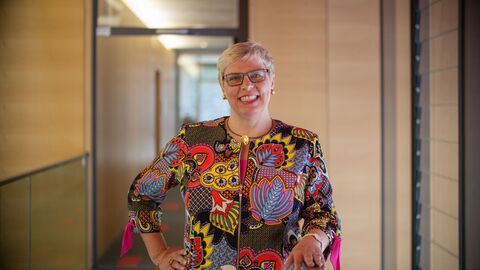 Landesbeauftragte für barrierefreie IT, Prof. Dr. Erdmuthe Meyer zu Bexten Foto der Landesbeauftragten für barrierefreie IT, Prof. Dr. Erdmuthe Meyer zu Bexten. Frau Meyer zu Bexten lächelt in einem Büroflur in die Kamera.