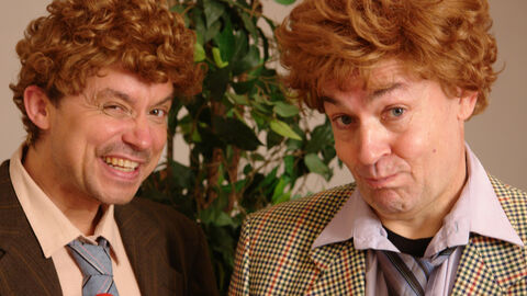 Komiker-Duo Badesalz mit Perücke