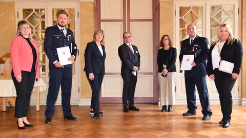 Urkundenübergabe mit Justizministerin Eva-Kühne Hörmann Urkundenübergabe mit Justizministerin Eva-Kühne Hörmann