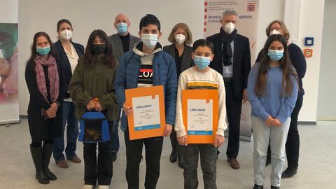 Im Seilspringwettbewerb gewonnen Eine Gruppe Schülerinnen und Schüle stehenr mit Staatssekretär Lösel