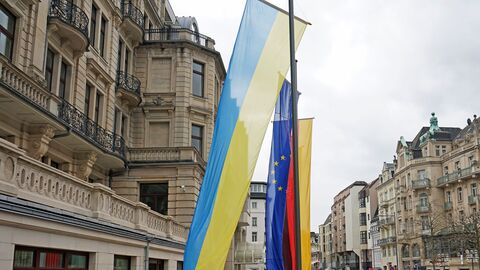 Die Flagge der Ukraine vor der Hessischen Staatskanzlei in Wiesbaden.