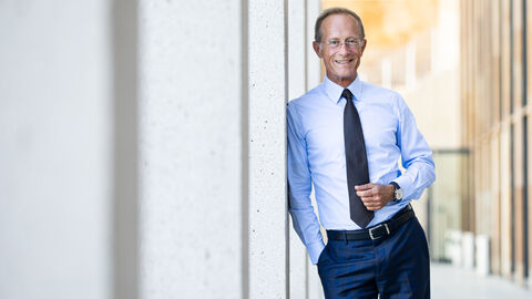 Staatsminister Axel Wintermeyer lehnt an eine Wand Staatsminister Axel Wintermeyer lehnt an eine Wand
