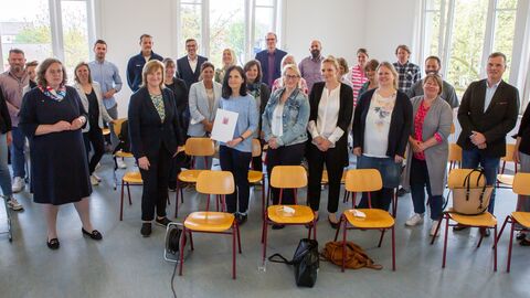 Justizministerin Eva Kühne-Hörmann bei der Bescheidübergabe „DigitalPakt Schule“ für die Grundschulen der Stadt Kassel