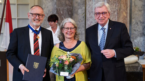Der Hessische Ministerpräsident hat heute unter anderem dem ehemaligen Intendanten des Hessischen Rundfunks (hr), Manfred Krupp, den Hessischen Verdienstorden verliehen. 