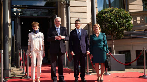 Amtswechsel in Wiesbaden: Volker Bouffier, Ministerpräsident a. D., begrüßt mit Gattin Ursula vor der Staatskanzlei seinen Nachfolger im Amt Ministerpräsident Boris Rhein. 