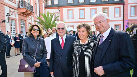 Nach rund zwölf Jahren legt der dienstälteste Regierungschef, Ministerpräsident Volker Bouffier, morgen im Hessischen Landtag sein Amt nieder. Heute Abend wurde er mit einer feierlichen Serenade im Wiesbadener Schloss Biebrich verabschiedet. Unter den Gästen waren viele politische Weggefährten und Freunde des Ministerpräsidenten sowie Vertreter der Kirchen, der Medien, aus der Wirtschaft, dem Sport und der Gesellschaft.