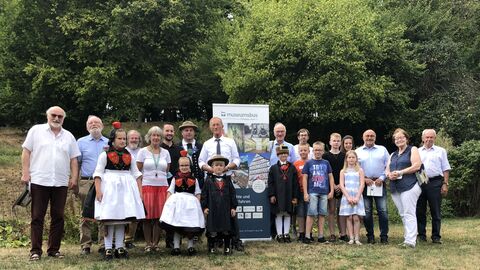 Der Chef der Staatskanzlei, Staatsminister Axel Wintermeyer, besucht den Museumsbus Schwalm-Aue