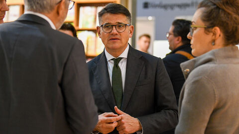 Ministerpräsident Boris Rhein im Gespräch auf der Frankfurter Buchmesse