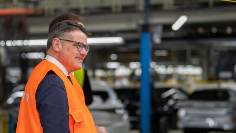 Ministerpräsident Boris Rhein bei Opel in Rüsselsheim