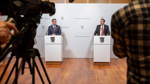 Ministerpräsident Boris Rhein und Kultusminister Alexander Lorz bei einer Pressekonferenz