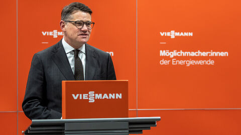 Ministerpräsident Boris Rhein besucht das Familienunternehmen Viessmann in Allendorf (Eder) Ministerpräsident Boris Rhein hält eine Rede bei seinem Besuch des Familienunternehmens Viessmann in Allendorf (Eder).