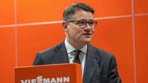 Ministerpräsident Boris Rhein besucht das Familienunternehmen Viessmann in Allendorf (Eder) Ministerpräsident Boris Rhein hält eine Rede bei seinem Besuch des Familienunternehmens Viessmann in Allendorf (Eder).
