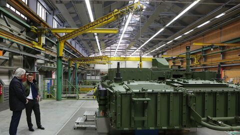 Ministerpräsident Boris Rhein vor einem Kampfpanzer des Typs Leopard 2