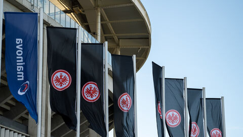 Die Fahnen des Fußballclubs Eintracht Frankfurt wehen im Wind