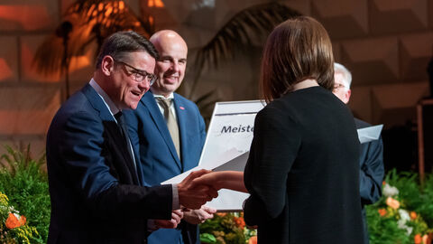 Ministerpräsident Boris Rhein und Handwerkskammer Wiesbaden gratulieren neuen Meisterinnen und Meistern