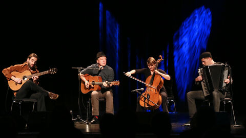 Musiker mit Instrumenten auf Bühne