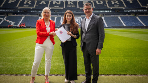 Von links nach rechts: Digitalministerin Prof. Dr. Kristina Sinemus, Eileen O´Sullivan, Dezernentin für Digitalisierung der Stadt Frankfurt, sowie Ministerpräsident Boris Rhein im Deutsche Bank Park in Frankfurt am Main Von links nach rechts: Digitalministerin Prof. Dr. Kristina Sinemus, Eileen O´Sullivan, Dezernentin für Digitalisierung der Stadt Frankfurt, sowie Ministerpräsident Boris Rhein im Deutsche Bank Park in Frankfurt am Main