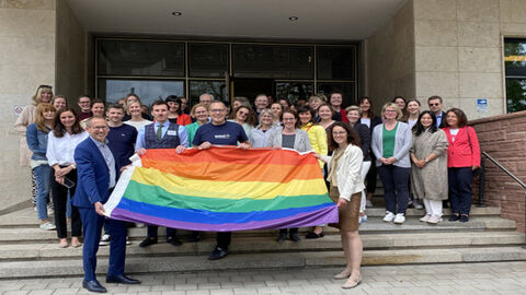 Hessen ist bunt Menschen mit Regenbogenflagge