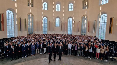 Vereidigung Steueranwärter Ministerpräsident Rhein und Finanzminister Boddenberg stehen vor 533 neuen Auszubildenden und Studierenden der Steuerverwaltung in der Paulskirche.