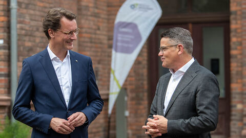 Ministerpräsidenten Rhein und Wüst informieren sich über Spitzenforschung und Lehre an der Hochschule Geisenheim Ministerpräsidenten Rhein und Wüst informieren sich über Spitzenforschung und Lehre an der Hochschule Geisenheim