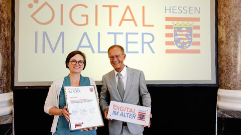 Der Chef der Hessischen Staatskanzlei, Staatsminister Axel Wintermeyer, hat den Jugendhilfeverbund St. Elisabeth in Flieden beim 2. Di-Lotsen-Tag in Wiesbaden als Di@-Lotsen-Stützpunkt begrüßt und ihnen die Urkunde überreicht.