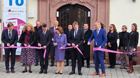 Feierliches Durchtrennen des Bandes vor dem „Childhood-Haus“: Ministerpräsident Rhein und Königin Silvia von Schweden eröffnen erstes „Childhood-Haus“ in Hessen Feierliches Durchtrennen des Bandes vor dem „Childhood-Haus“
