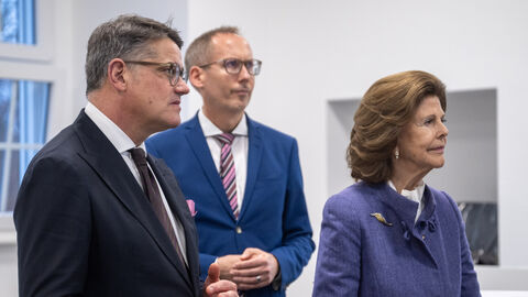 Ministerpräsident Rhein und Königin Silvia von Schweden eröffnen erstes „Childhood-Haus“ in Hessen Ministerpräsident Rhein und Königin Silvia von Schweden eröffnen erstes „Childhood-Haus“ in Hessen