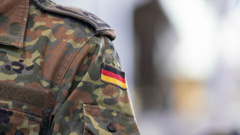 Bundeswehr-Uniform mit Deutschland-Flagge