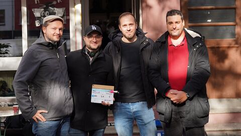Setbesuch des Films "Das Meer ist der Himmel" Der Frankfurter Filmemacher Enkelejd Lluca am Set von "Das Meer ist der Himmel"
