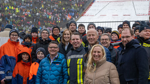 Wintersport in Willingen Ministerpräsident Boris Rhein, Landtagspräsidentin Astrid Wallmann, Sportministerin Diana Stolz und Kultusminister Armin Schwarz mit Freiwilliger Feuerwehr. In Hintergrund sieht man eine Skischanze