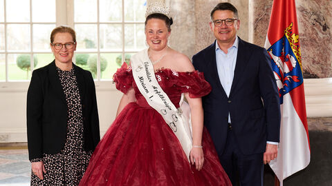 Ministerpräsident Boris Rhein empfängt gemeinsam mit seiner Frau Tanja Raab-Rhein die Odenwälder Apfelkönigin Miriam I. im Wiesbadener Schloss Biebrich; Miriam Kurz-Rosenberger.  Ministerpräsident Boris Rhein empfängt gemeinsam mit seiner Frau Tanja Raab-Rhein die Odenwälder Apfelkönigin Miriam I. im Wiesbadener Schloss Biebrich; Miriam Kurz-Rosenberger.