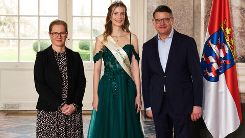 Ministerpräsident Boris Rhein empfängt gemeinsam mit seiner Frau Tanja Raab-Rhein die Höchster Apfelblütenkönigin Katharina III. im Wiesbadener Schloss Biebrich; Katharina Weiß. Ministerpräsident Boris Rhein empfängt gemeinsam mit seiner Frau Tanja Raab-Rhein die Höchster Apfelblütenkönigin Katharina III. im Wiesbadener Schloss Biebrich; Katharina Weiß.