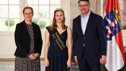Ministerpräsident Boris Rhein empfängt gemeinsam mit seiner Frau Tanja Raab-Rhein Vierburgenkönigin Jana I. aus Neckarsteinach im Wiesbadener Schloss Biebrich; Jana Kollerer.  Ministerpräsident Boris Rhein empfängt gemeinsam mit seiner Frau Tanja Raab-Rhein Vierburgenkönigin Jana I. aus Neckarsteinach im Wiesbadener Schloss Biebrich; Jana Kollerer.
