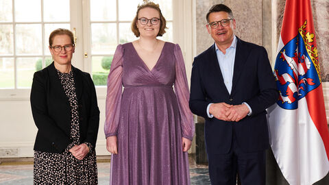 Ministerpräsident Boris Rhein empfängt gemeinsam mit seiner Frau Tanja Raab-Rhein die Gebietsweinkönigin der Hessischen Bergstraße Nina Kaltwasser. Ministerpräsident Boris Rhein empfängt gemeinsam mit seiner Frau Tanja Raab-Rhein die Gebietsweinkönigin der Hessischen Bergstraße Nina Kaltwasser.