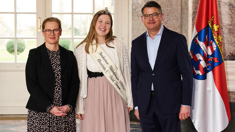 Ministerpräsident Boris Rhein empfängt gemeinsam mit seiner Frau Tanja Raab-Rhein die Bensheimer Blütenkönigin Charlotte im Wiesbadener Schloss Biebrich; Charlotte Maschik. Ministerpräsident Boris Rhein empfängt gemeinsam mit seiner Frau Tanja Raab-Rhein die Bensheimer Blütenkönigin Charlotte im Wiesbadener Schloss Biebrich; Charlotte Maschik.