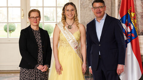 Ministerpräsident Boris Rhein empfängt gemeinsam mit seiner Frau Tanja Raab-Rhein die Sonnenbotschafterin Charlotte I. aus Bürstadt im Wiesbadener Schloss Biebrich; Charlotte Heidereich. Ministerpräsident Boris Rhein empfängt gemeinsam mit seiner Frau Tanja Raab-Rhein die Sonnenbotschafterin Charlotte I. aus Bürstadt im Wiesbadener Schloss Biebrich; Charlotte Heidereich.