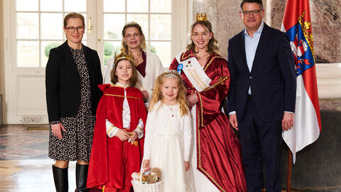 Ministerpräsident Boris Rhein empfängt gemeinsam mit seiner Frau Tanja Raab-Rhein die Witzenhäuser Kirschenkönigin Michelle II. mit Kirschenprinzessin Jessy und Kinderkönigin Melina und Kinderkönig Jonathan im Wiesbadener Schloss Biebrich, Michelle Welch, Jessica Steffens, Melina David, Jonathan Göpel.  Ministerpräsident Boris Rhein empfängt gemeinsam mit seiner Frau Tanja Raab-Rhein die Witzenhäuser Kirschenkönigin Michelle II. mit Kirschenprinzessin Jessy und Kinderkönigin Melina und Kinderkönig Jonathan im Wiesbadener Schloss Biebrich, Michelle Welch, Jessica Steffens, Melina David, Jonathan Göpel.