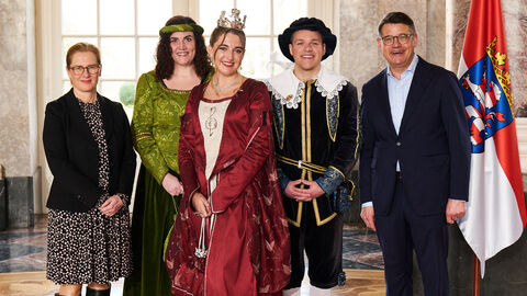 Ministerpräsident Boris Rhein empfängt gemeinsam mit seiner Frau Tanja Raab-Rhein das Königsteiner Burgfräulein Jessica I. mit ihrer Hofdame Nina und Junker Niclas im Wiesbadener Schloss Biebrich; Jessica Dyhringer, Nina Lederer-Götz  und Niclas Happel. Ministerpräsident Boris Rhein empfängt gemeinsam mit seiner Frau Tanja Raab-Rhein das Königsteiner Burgfräulein Jessica I. mit ihrer Hofdame Nina und Junker Niclas im Wiesbadener Schloss Biebrich; Jessica Dyhringer, Nina Lederer-Götz  und Niclas Happel.