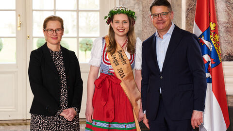 Ministerpräsident Boris Rhein empfängt gemeinsam mit seiner Frau Tanja Raab-Rhein die 14. Neuhofer Weinkönigin Susi I. im Wiesbadener Schloss Biebrich; Susanne Hartung. Ministerpräsident Boris Rhein empfängt gemeinsam mit seiner Frau Tanja Raab-Rhein die 14. Neuhofer Weinkönigin Susi I. im Wiesbadener Schloss Biebrich; Susanne Hartung.