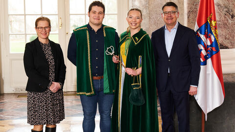Ministerpräsident Boris Rhein empfängt gemeinsam mit seiner Frau Tanja Raab-Rhein  die Gladenbacher Kirschenkönigin Hannah und Kirschenprinz Lenn Michel im Wiesbadener Schloss Biebrich; Hannah Becker und Lenn Michel Müller. Ministerpräsident Boris Rhein empfängt gemeinsam mit seiner Frau Tanja Raab-Rhein die Gladenbacher Kirschenkönigin Hannah und Kirschenprinz Lenn Michel im Wiesbadener Schloss Biebrich; Hannah Becker und Lenn Michel Müller.