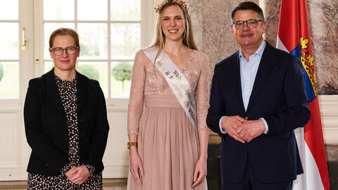 Ministerpräsident Boris Rhein empfängt gemeinsam mit seiner Frau Tanja Raab-Rhein die Wöllstädter Weinkönigin Selina I. im Wiesbadener Schloss Biebrich; Selina Weber.   Ministerpräsident Boris Rhein empfängt gemeinsam mit seiner Frau Tanja Raab-Rhein die Wöllstädter Weinkönigin Selina I. im Wiesbadener Schloss Biebrich; Selina Weber.
