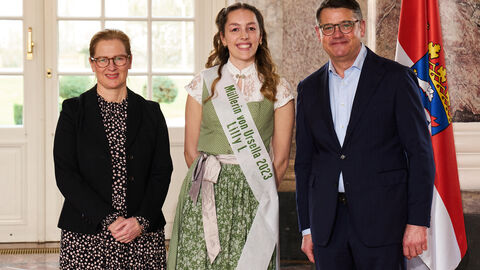 Ministerpräsident Boris Rhein empfängt gemeinsam mit seiner Frau Tanja Raab-Rhein die Müllerin von Ursella Lilly I. vom Bürgerverein Niederursel-Nordweststadt im Wiesbadener Schloss Biebrich; Lilly Schmidt. Ministerpräsident Boris Rhein empfängt gemeinsam mit seiner Frau Tanja Raab-Rhein die Müllerin von Ursella Lilly I. vom Bürgerverein Niederursel-Nordweststadt im Wiesbadener Schloss Biebrich; Lilly Schmidt.