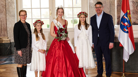 Ministerpräsident Boris Rhein empfängt gemeinsam mit seiner Frau Tanja Raab-Rhein die Steinfurther Rosenkönigin mit ihren Rosenprinzessinnen Julia und Hannah im Wiesbadener Schloss Biebrich; Nikola Pfeiffer, Julia Schultheis und Hannah Thielmann. Ministerpräsident Boris Rhein empfängt gemeinsam mit seiner Frau Tanja Raab-Rhein die Steinfurther Rosenkönigin mit ihren Rosenprinzessinnen Julia und Hannah im Wiesbadener Schloss Biebrich; Nikola Pfeiffer, Julia Schultheis und Hannah Thielmann.